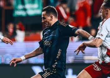 Fenerbahçe’nin son topu direkten döndü