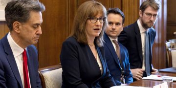 Guardiola: Şampiyonluk yarışı hala devam ediyor