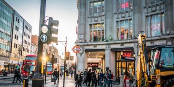 Guardiola: Şampiyonluk yarışı hala devam ediyor