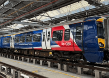 Demiryollarında yeni dönem başladı: İlk ‘Great British Railways’ treni tanıtıldı