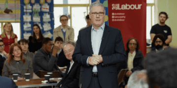 Keir Starmer seçim hezimetini kabul etti ancak istifa sinyali vermedi