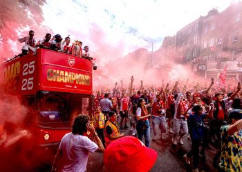 Kuzey Londra sokakları kırmızıya boyandı