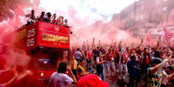 Kuzey Londra sokakları kırmızıya boyandı