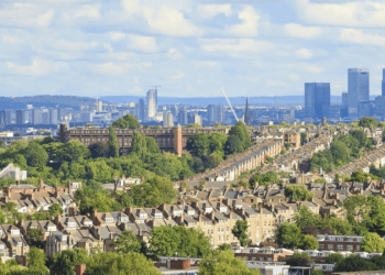 Belediyelerin Londra dışına taşıdığı evsiz hane sayısı iki kat arttı