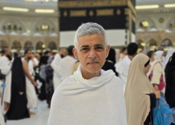 Kuzey Londra sokakları kırmızıya boyandı