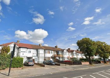 Kuzey Londra sokakları kırmızıya boyandı