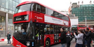 Kuzey Londra sokakları kırmızıya boyandı