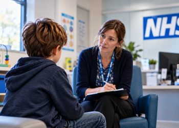NHS’e kritik uyarı: ADHD ve otizm bekleme listeleri büyüyor