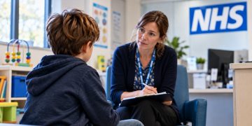 NHS’e kritik uyarı: ADHD ve otizm bekleme listeleri büyüyor